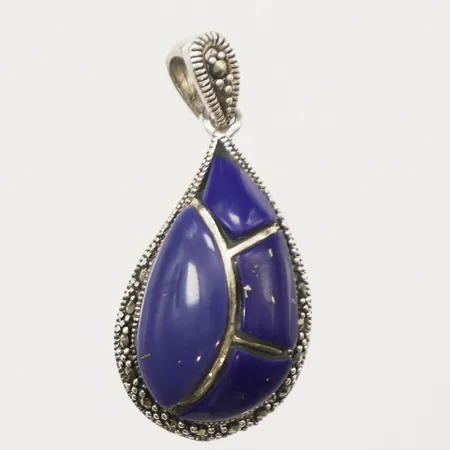 Hänge med blå sten samt markasiter, längd 33mm inkl ögla, bredd 16mm, silverstänk på sten, 925/1000 silver  Vikt: 3,3 g