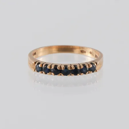 Ring 18k med 8 st safirer,storlek 17 ¼ mm,bredd 2.2-2.9 mm. Vikt: 2,3 g