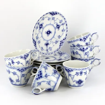 Musselmalet halvblond Royal Copenhagen 7 koppar höjd:7cm 8 fat Ø15,5cm numrerade:1/719, andra sortering Skickas med postpaket.