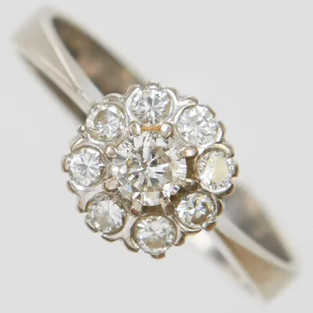 Ring med 9 diamanter 0,40ctv enligt gravyr, stl17, bredd 1,5-8mm, svenska stämplar, vitguld, 18K Vikt: 2,7 g