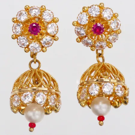 Ett par örhängen med vita och röda stenar samt pärlor längd 30mm bredd 13,6-15mm, rörliga delar, skruvlås, 22K Vikt: 13,2 g