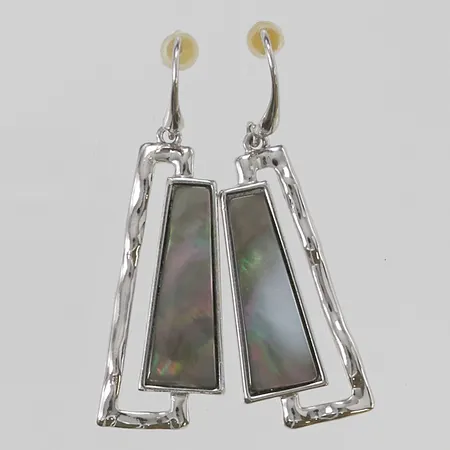 Ett par örhängen med pärlemor, 54mm, vitmetall.