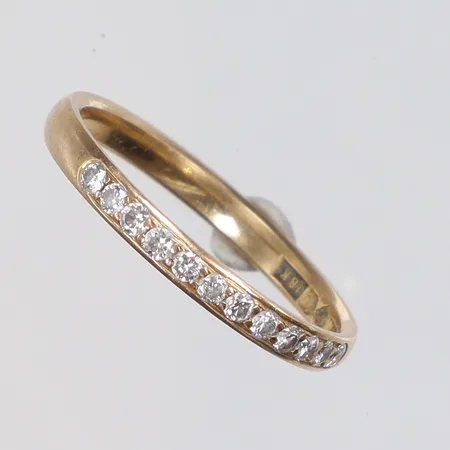 Ring med diamanter 12xca0,02ct stl:18¼ bredd 2mm GBA (PCHFB Production) Bergkvarna 18K Vikt: 2,3 g