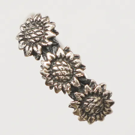 Ring med blomsterdekor, stl:16, bredd:6,5mm, 925/1000 silver Vikt: 3,6 g