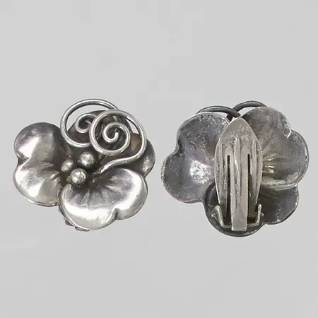 Ett par örhängen 23mm, clips, 830/1000 Silver 7,2g.