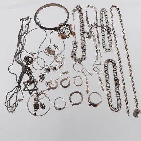 Diverse smycken silver mestadels 830/1000. Vikt: 126 g