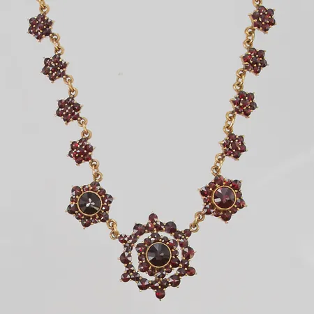 Collier med granater längd 45cm bredd 8-24mm, förgylld metall.