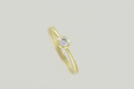 Ring med diamant ca 0,10ct, Ø 17½ mm, bredd 4,5 mm, 18K Vikt: 2,2 g