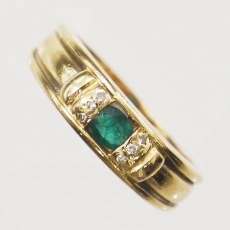Ring med grön sten och diamanter, 6xca0,005ct, stl 19¾, bredd 3,8mm, 6,3mm, 18K Vikt: 5,9 g