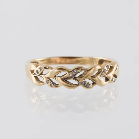 Ring 18k med små vita stenar,storlek 17 ½ mm,bredd 2-4.8 mm. Vikt: 2,2 g