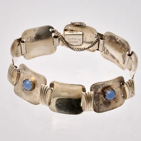 Armband 18cm, bredd 17,2mm, 4st mjölkvita stenar, Alton, 830/1000, 25,95g.