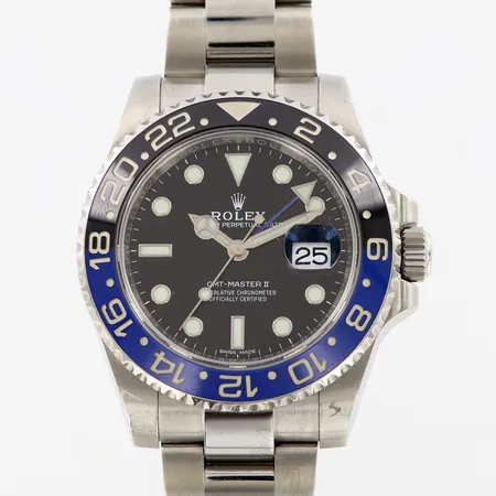 Herrur Rolex GMT Master II Batman, stål Ø41mm, Oysterlänk 18,5cm, viklås Nr 739, Boett-nr 2350, Model-nr 116710BLNR, Serie-nr 7667M873, Verk-nr: L321M973 , Caliber 3186, certifikat från Bergströms Ur 2017, Kvitto/garantibevis från Jälmers UR sept-2023, manual, garantimanual, tagg, box, ytterkartongkartong medföljer brv: 148,2 gram, kudde i box avskuren i båda ändar Vikt: 0 g