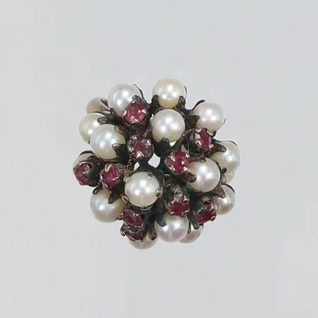 Ring med pärlor samt röda stenar, stl: 16½, gulmetall