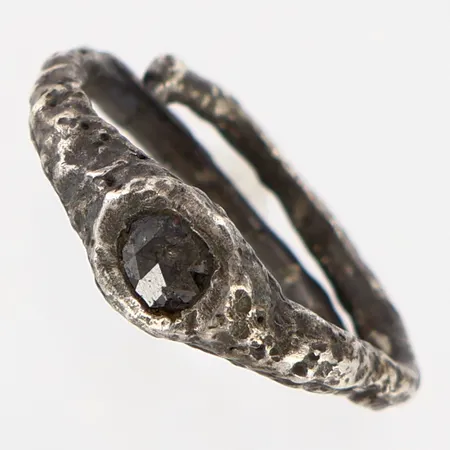 Ring Bjørg obearbetad diamant justerbar storlek, bredd 1,5-5,5mm, silver 925/1000.  Vikt: 3,1 g