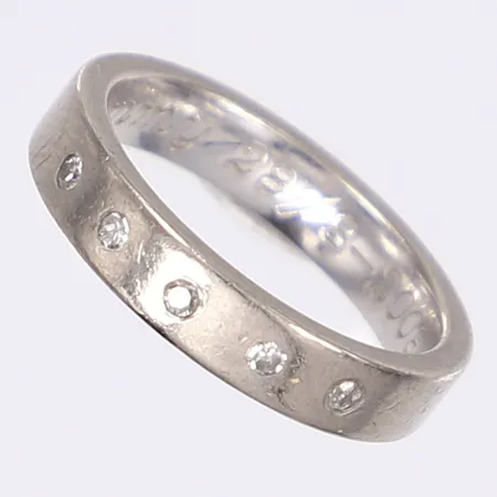 Ring stl 16¾ med åttkantsslipade diamanter 5 x ca 0,01ct gravyr vitguld 18K  Vikt: 6,4 g