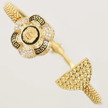 Armband med vita stenar, stelt, innermått ca16cm, bredd 2,5-17mm, emalj, skevt, 21K  Vikt: 13,1 g