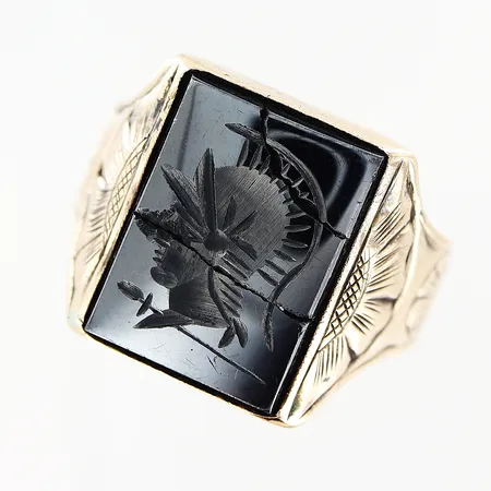 Klackring stl 18¾, bredd 4,5-16mm, sprickor i hematitsten, förgylld utsida, silver. Vikt: 12,4 g