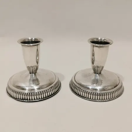 Ett par ljusstakar med dekorbård, höjd ca 6,5cm, Ø 7,3cm, fylld botten, 830/1000 silver Vikt: 198,5 g