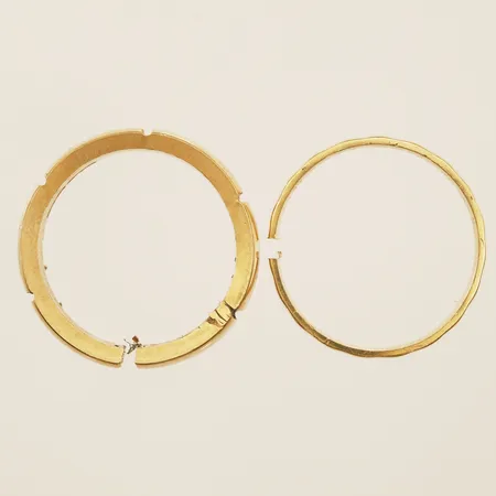 Två ringar, avklippta, gravyr, 18K  Vikt: 13,7 g