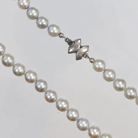 Pärlcollier, längd 44cm, bredd 6mm, lås i silver, bruttovikt 30,4g Vikt: 30,4 g