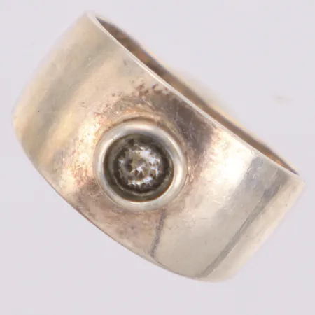 Ring med lila sten, nagg, stl 15½, bredd 9,4m 900/1000 silver Vikt: 2,8 g