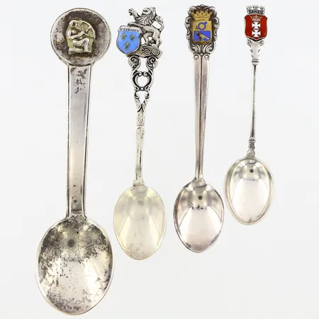 Fyra skedar med detaljer i emalj, 10-13cm, silver 800-830/1000 Vikt: 66,1 g