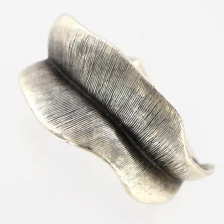 Ring Ole Lynggaard stl:17 bredd 12mm silver 925/1000.  Vikt: 5 g