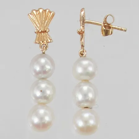 Ett par örhängen med odlade pärlor 27x6mm, 18K 3,3g.