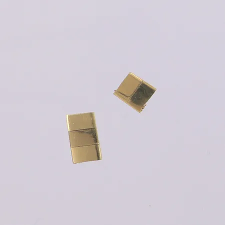 Två guldbitar, 18K  Vikt: 1,4 g