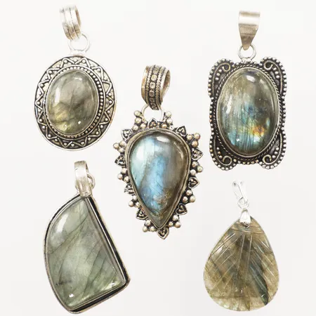 Fem hängen med labradorit, längd 43-55mm, bredd 24-28mm, 925/1000 silver Vikt: 54,7 g