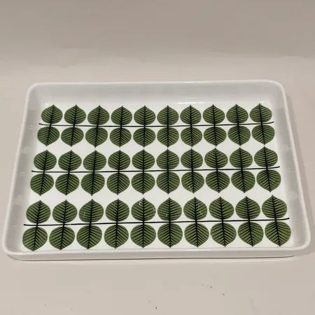 Uppläggningsfat Berså Stig Lindberg för Gustavsberg, längd ca 32cm, bredd ca 22,5cm, bruksslitage, färgbortfall, skadat, spricka  Skickas med paket.