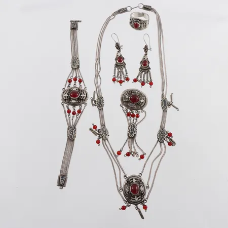 Smyckesset silver 800/1000 med stenar, bestående av collier längd ca 45 cm,armband längd ca 18.5 cm,brosch höjd ca 8 cm,örhängen paret höjd ca 6.5 cm,ring,totalvikt 86.7 gram. Vikt: 86,7 g