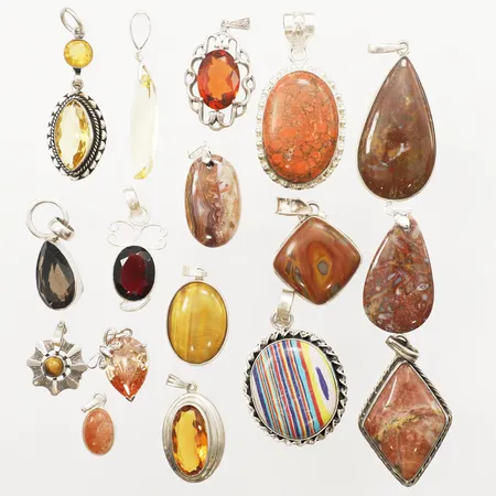 Sjutton hängen med stenar, längd ca 25-55mm, bredd ca 10-30mm, 830-925/1000 silver Vikt: 111,3 g