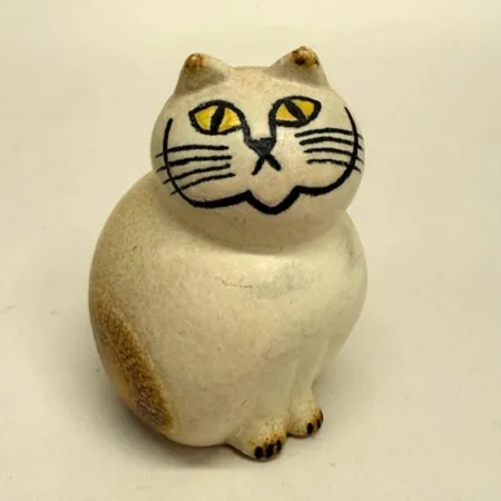 Figurin, höjd 9cm, katten Mia, mini, beige, design Lisa Larson (1931-2024), K-studion -95, Gustavsberg, stengods Skickas med paket.