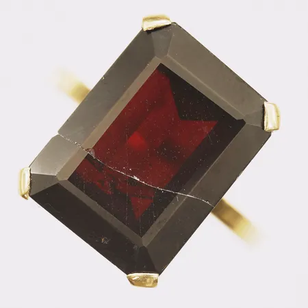 Ring med sten, spricka, stl 17¼, bredd 1,5-15,9mm, bucklig skena, 18K Vikt: 5,2 g