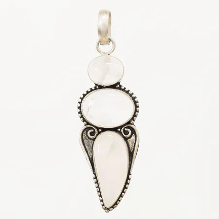 Hänge med rosenkvarts, längd 71mm inkl ögla, bredd 21mm, 925/1000 silver Vikt: 11,9 g