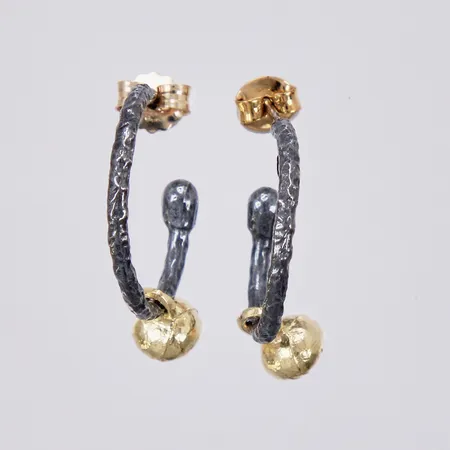 Ett par örhängen längd: ca 1,9cm bredd: ca 2mm oxiderade med förgyllda hängen 925/1000 4,5g Vikt: 4,5 g