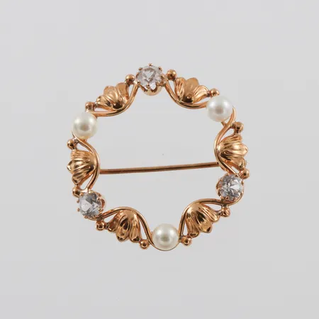 Brosch 18k med pärlor och vita stenar,diameter ca 28.8 mm. Vikt: 4,2 g