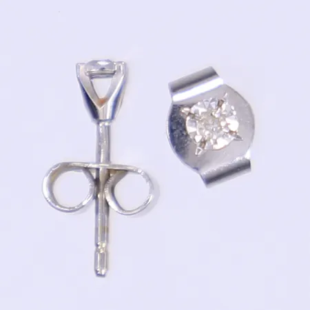Ett par örhängen med diamanter 2x ca 0,01ct, Ø4mm, importstämplade, vitguld 18K Vikt: 0,8 g