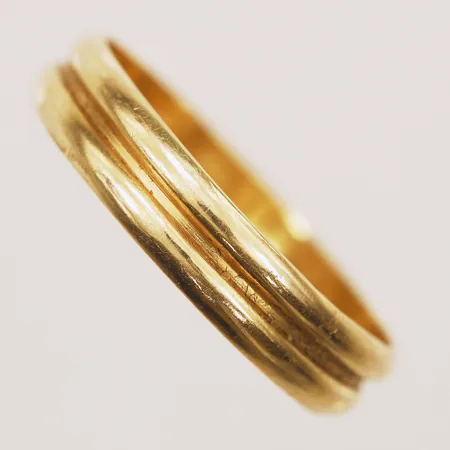Ring med bård i relief, stl 19½, bredd 4,5mm, 18K Vikt: 1,7 g