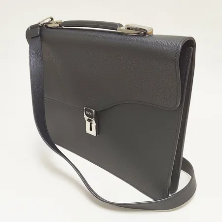 Portfölj Dior svart kalvläder, refnr 1GABR146YMJ, mått 26,5x34,5x6cm, datumkod 07-BO-1220, Italien 2020, beslag i vitmetall, ett innerfack med dragkedja, avtagbar axelrem, skyddsplast kvar, dustbag, certifikat Monaco 2021-04-09, kvitto.