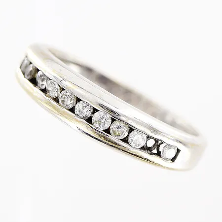 Ring med vita stenar, stl 17, en sten saknas, 18K Vikt: 3,3 g