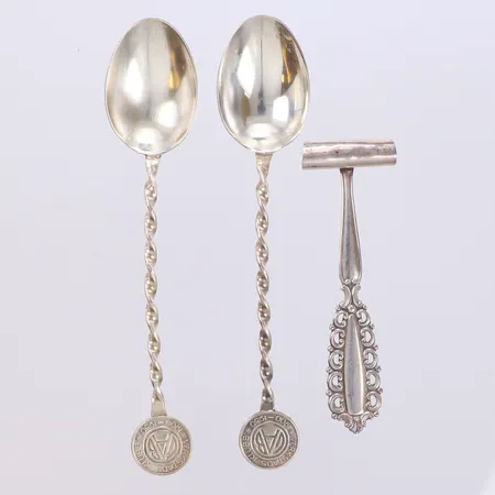 2 Skedar, längd 12cm, 1 cigaretthållare, GAB, 830/1000 silver Vikt: 26,2 g