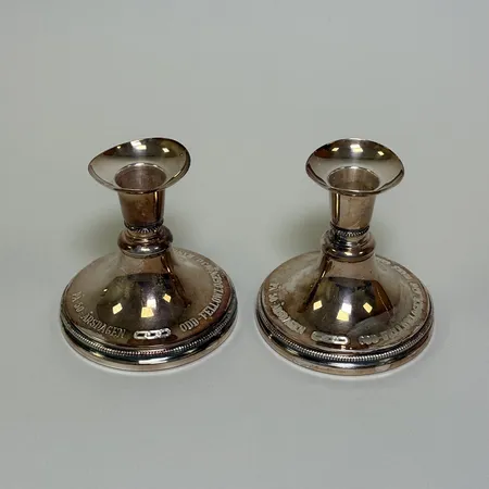 Ljusstakar höjd ca 8,5cm, graverad "Odd-Fellowlogen 130, fyllda bottnar bruttovikt 354,4g.