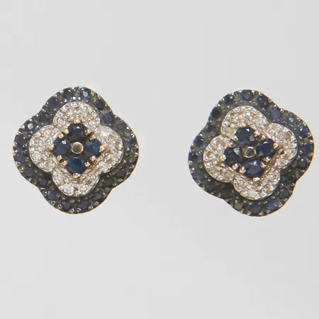 Ett par örhängen med safirer samt diamanter 32xca0,0025ct, ca 8,5x9,5mm, ryska stämplar, skruv stift, 14K Vikt: 2,5 g