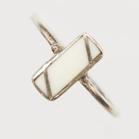 Ring med emalj, stl 17½, bredd 10,7mm, silver Vikt: 1,2 g