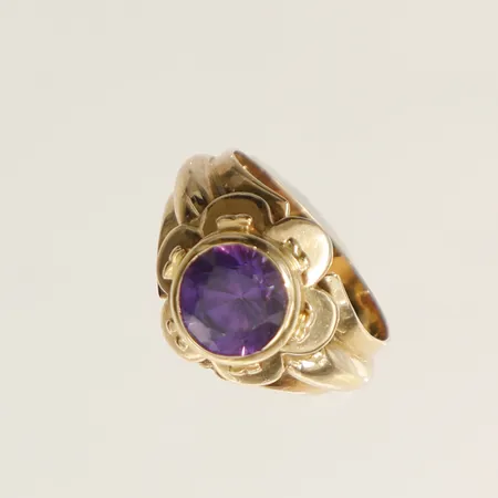 Ring med syntetisk lila safir, stl 17½, bredd 3,8-14,1mm, slitna fasetter, 18K Vikt: 5,5 g