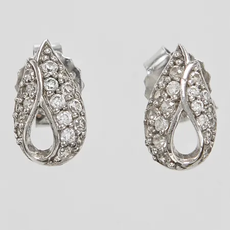 Ett par örhängen med vita stenar, ca 10x6mm, 925/1000 silver Vikt: 1,2 g