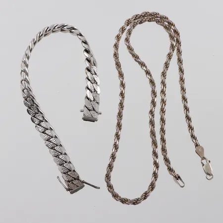 Trasigt silver 830 och 925/1000. Vikt: 65,6 g