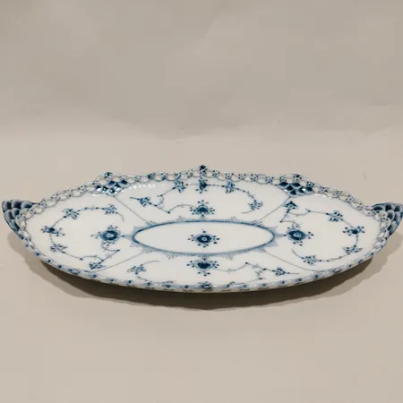 Serveringsfat Royal Copenhagen Musselmalet, helblond, genombruten spetskant, nr:1115, längd 25cm, bredd 12cm, porslin